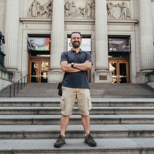 Zabytkowe artefakty z różnych epok umieszczone w witrynach.